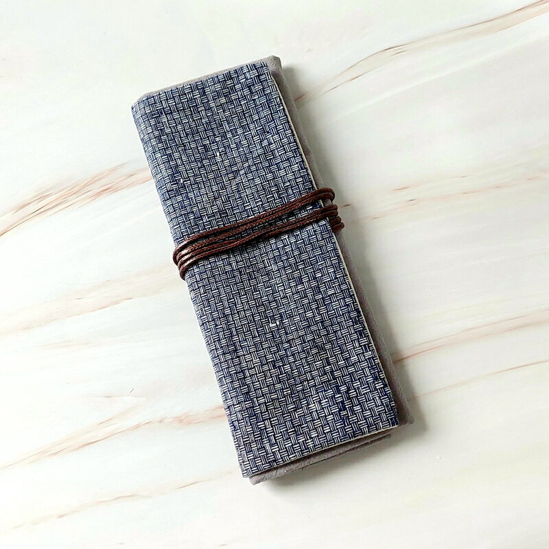 鋼筆控必備! 高顏值鋼筆專用~帆布卡其色清爽印花筆捲，整體風格內斂沉穩，低調中自顯清貴，宛如翩翩佳公子。