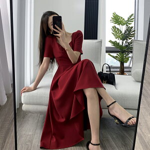 紅色連身裙女夏季高級感赫本風方領訂婚裙