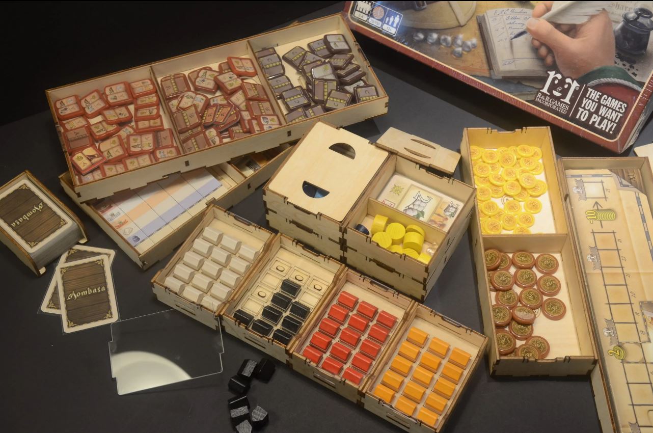 【桌遊侍】蒙巴薩 烏鴉盒子《免運》收納盒 正版實體店面快速出貨.木盒.收納.蒙巴薩.食譜小擴充.支援厚套.桌遊收納盒 2
