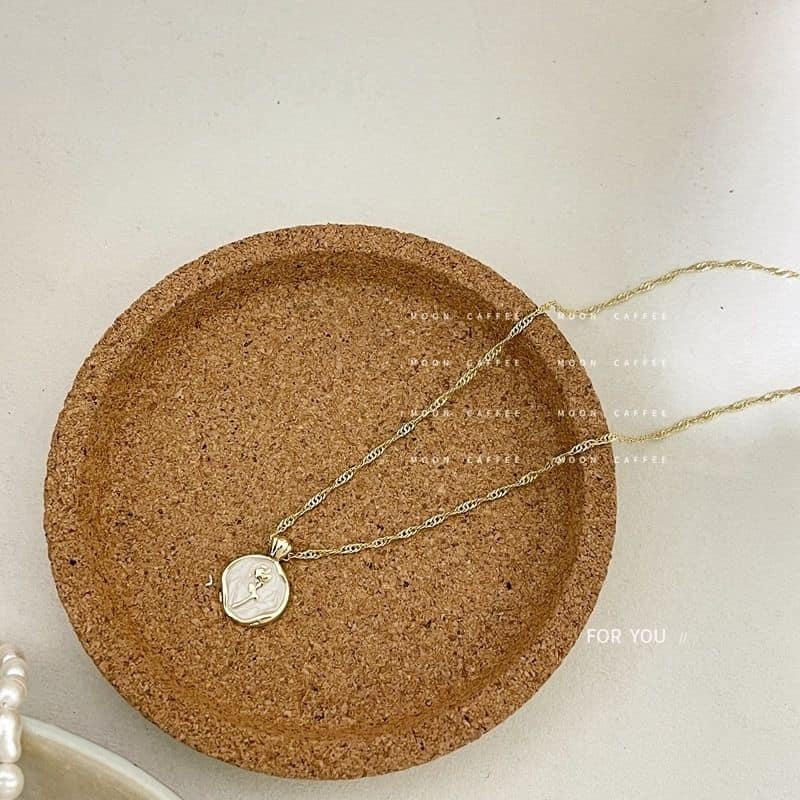 法式高雅珠光 白色琺瑯玫瑰花金幣珍珠項鍊 6