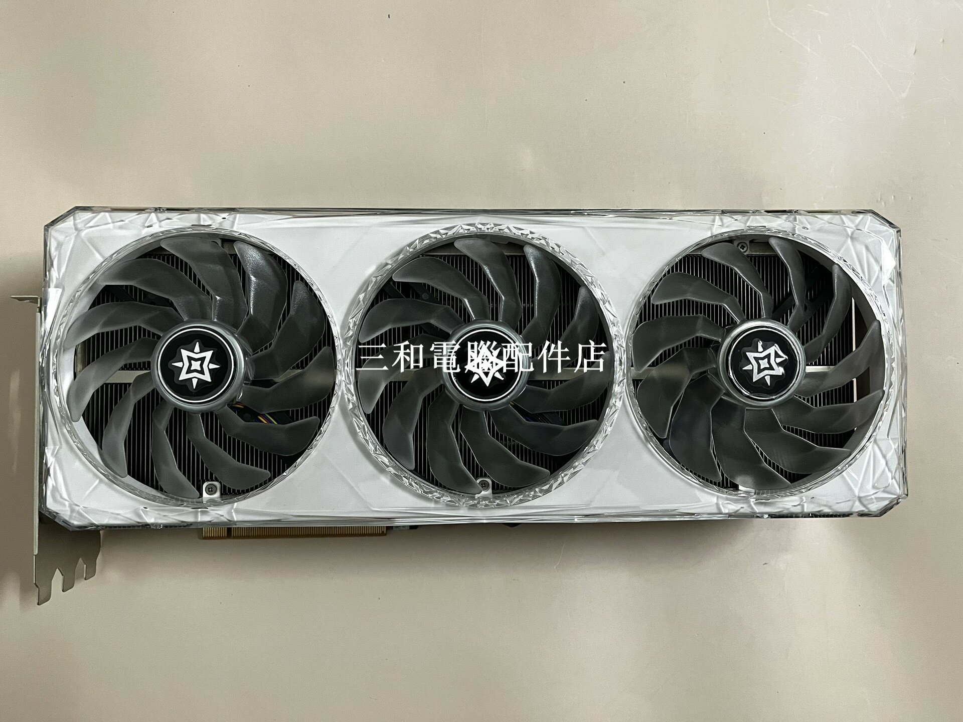 【三和電腦配件店】特價好物→影馳RTX 4090 星耀OC顯卡散熱器，白色冰川外觀，三風扇設計。散熱器表面有漂亮的鉆石切割紋理，搭配黑色六