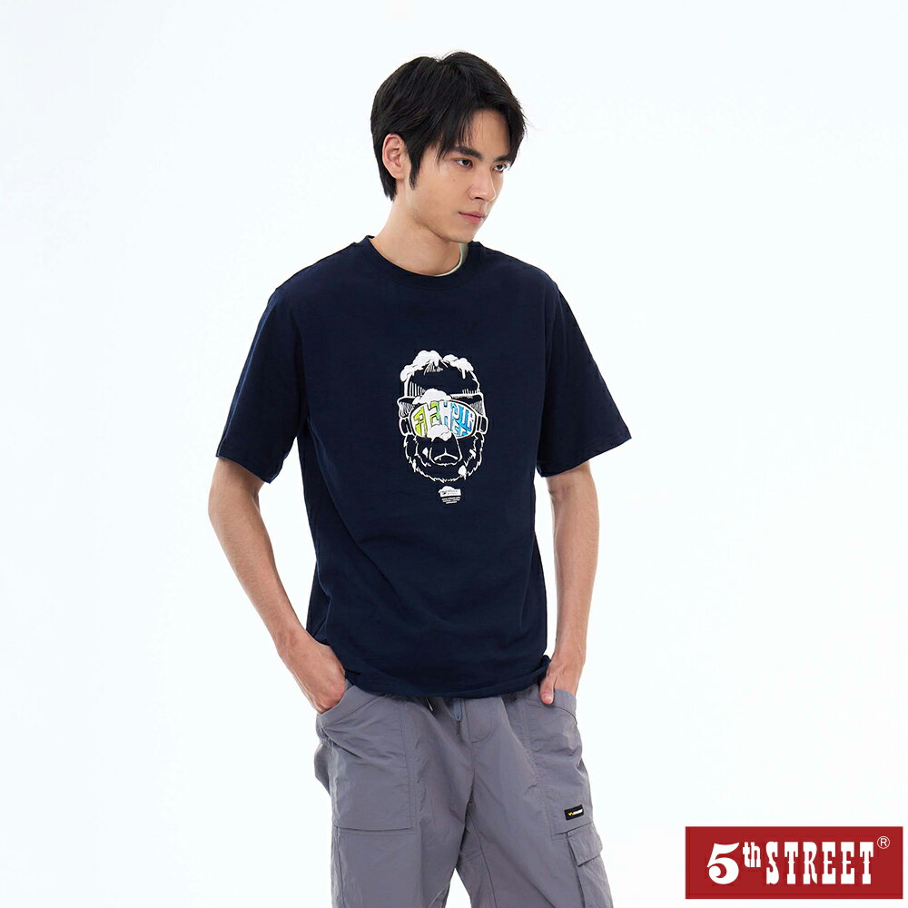 男裝 短T 滑雪 彩色 護目鏡 LOGO 短袖T恤 TEE 上衣 丈青 (571077) 【5th STREET】【全館滿$3000贈環保餐具收納袋】 ★夏季新系列 父親節送禮