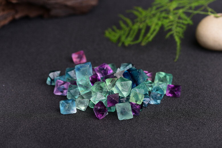 水晶碎石天然藍色螢石原石擺件八面體小號水晶飾品礦物標本白紫粉