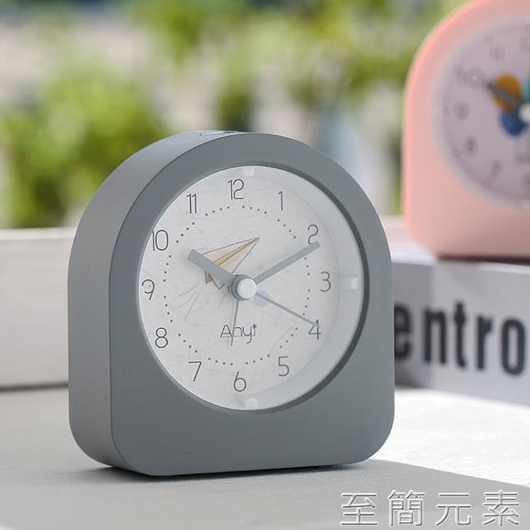 簡約鬧鐘表學生用靜音床頭鬧鈴極簡女北歐風電子鐘夜燈光書桌創意 99購物節