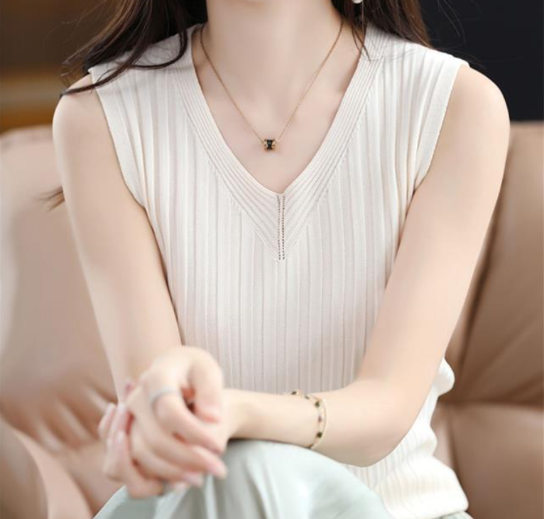背心 冰絲v領小可愛 冰絲針織吊帶 女夏外穿背心 配西裝內搭上衣 打底背心 修身無袖上衣 女生背心【時尚大衣櫥】
