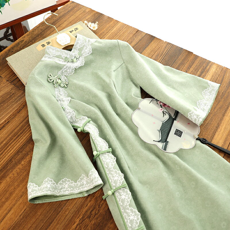 旗袍 旗袍洋裝 洋裝 綠色麂皮絨復古風倒大袖旗袍2023年秋季新款氣質優雅年輕款『ZW6548』