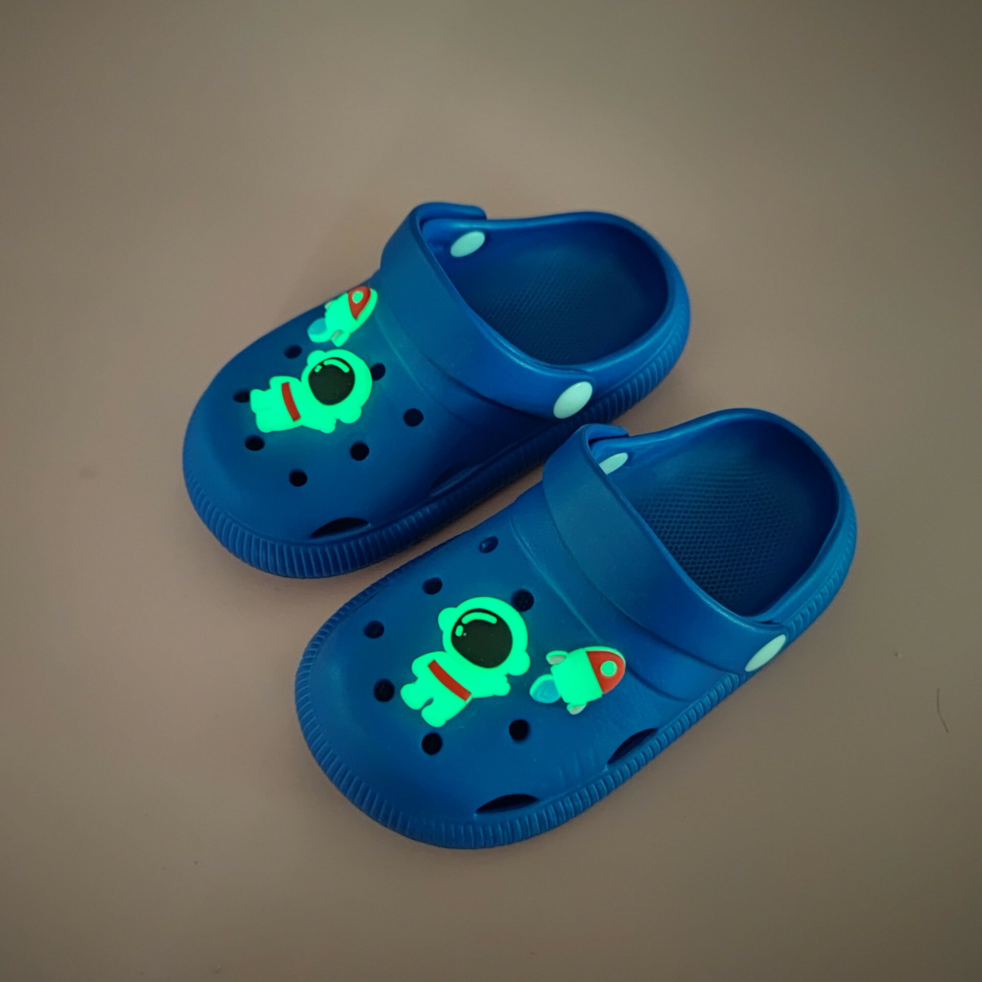 2022夏新款防滑EVA男女兒童涼拖鞋包頭夜光宇航員寶寶洞洞沙灘鞋