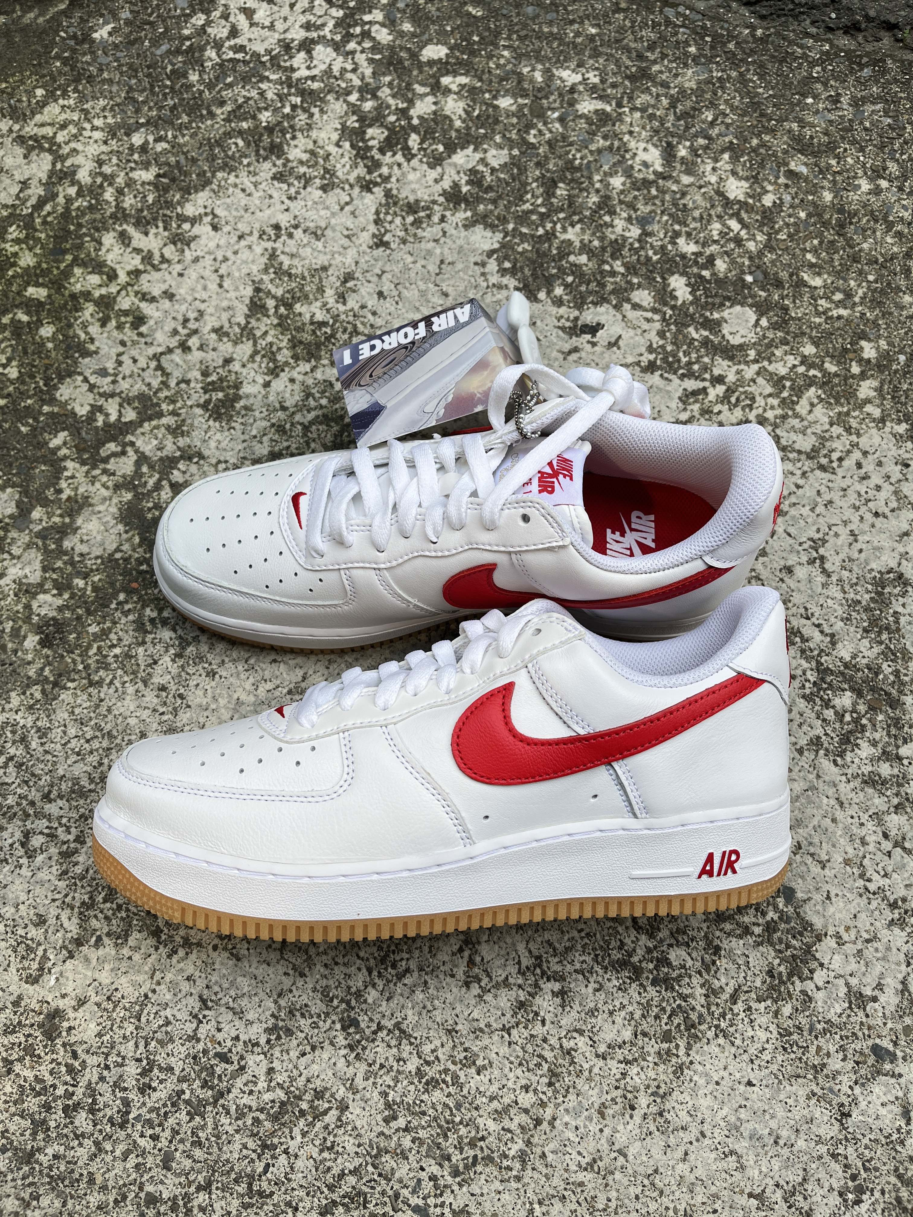 [30% OFF] 2022 40th週年 經典配色 NIKE AIR FORCE 1 '07 COLOR OF THE MONTH 白紅膠底 復古 JUST DO IT (DJ3911-102) !