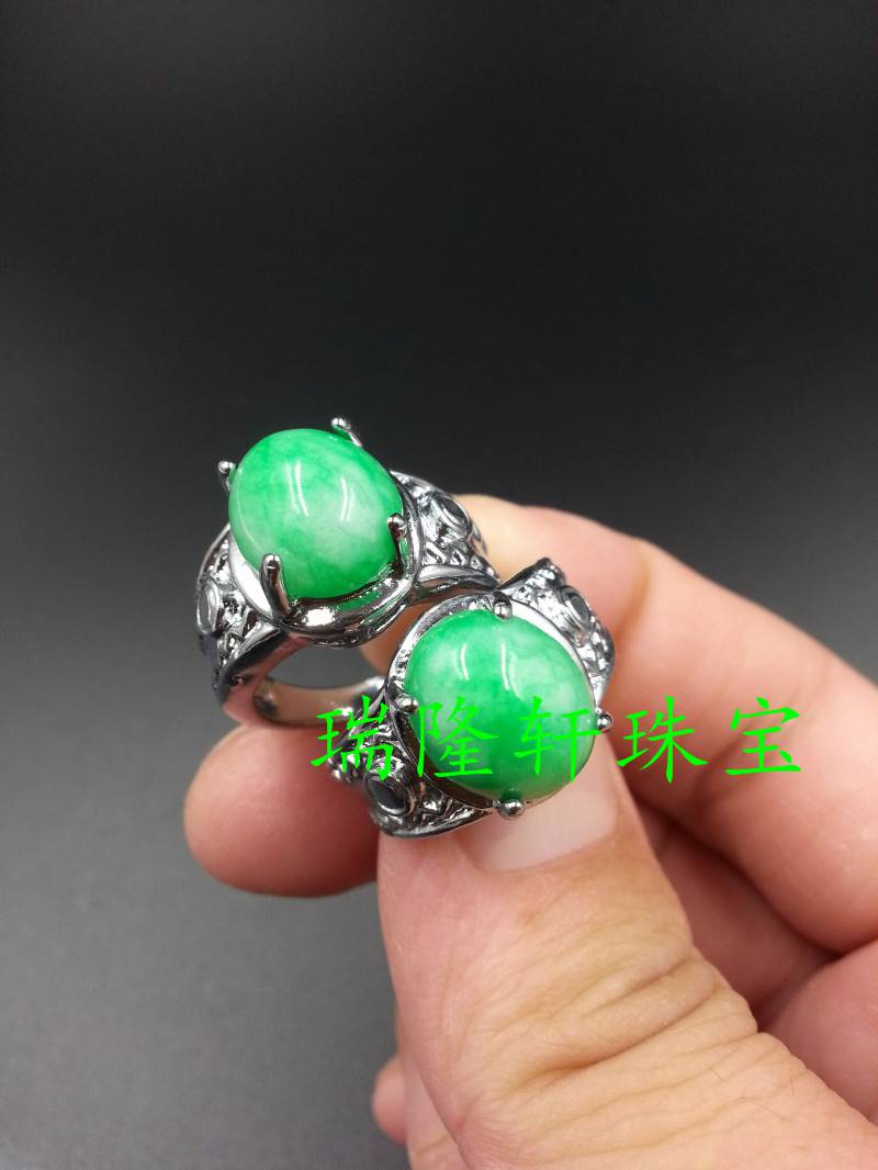 特價正品A貨 天然玉石 翠綠色石英巖玉 白底青陽綠蛋面玉戒指指環