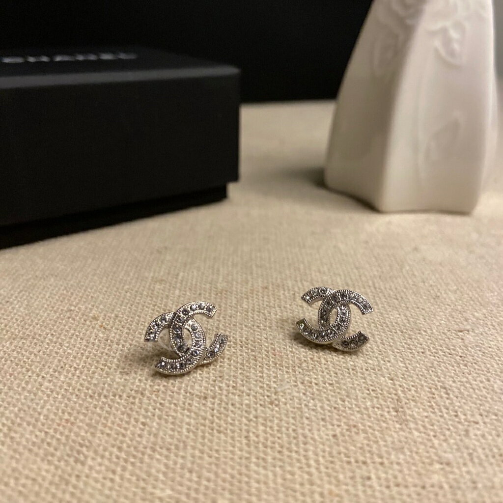 CHANEL 經典雙C銀色耳環 耳環