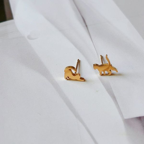 現貨專區｜伸懶腰不對稱小貓咪耳環-晨光金(BPE68-g)｜送禮精選店家★Reyna jewelry 女王飾品