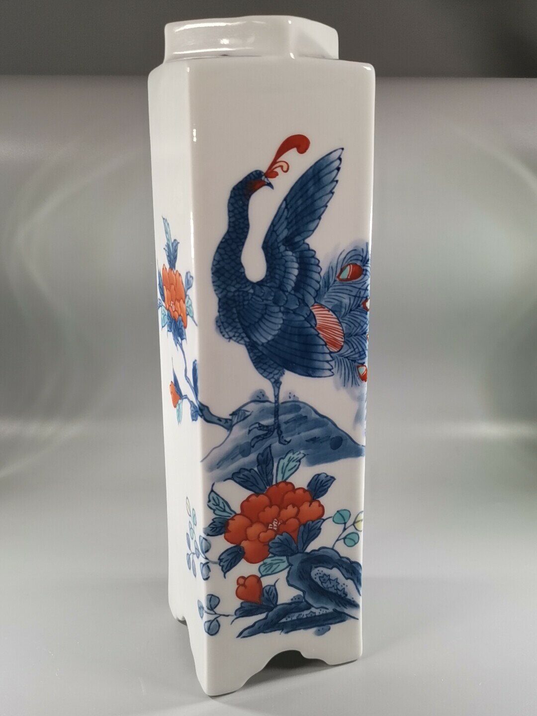 日本 鍋島青山 花瓶，方形器型少見，畫篇為孔雀牡丹畫篇，全手