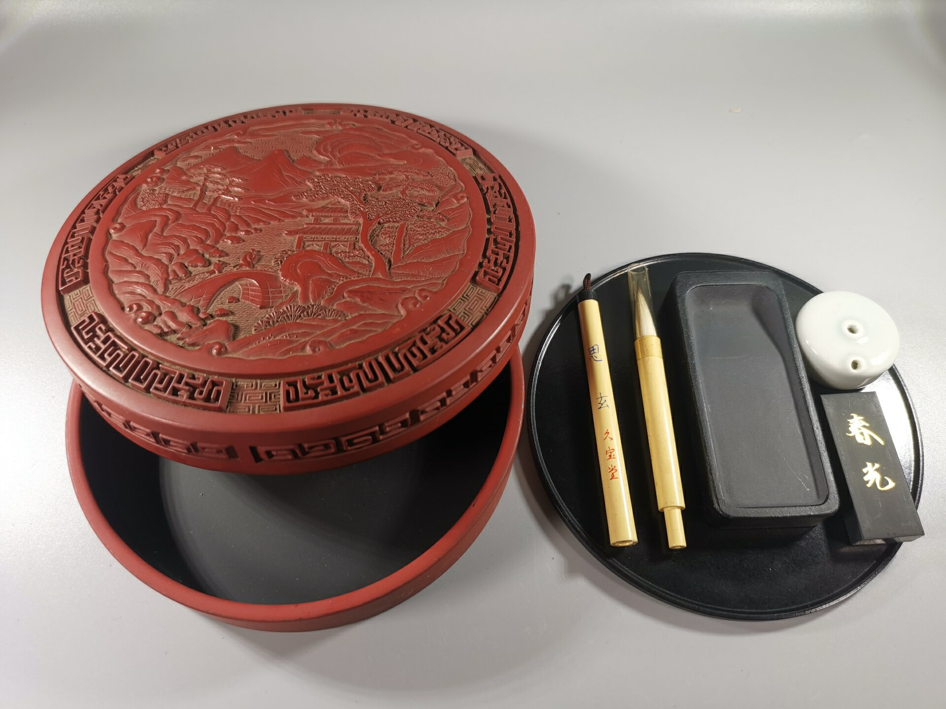 日本 堆朱 小篆文房套件，帶硯臺，久寶堂制毛筆、青瓷文房水滴
