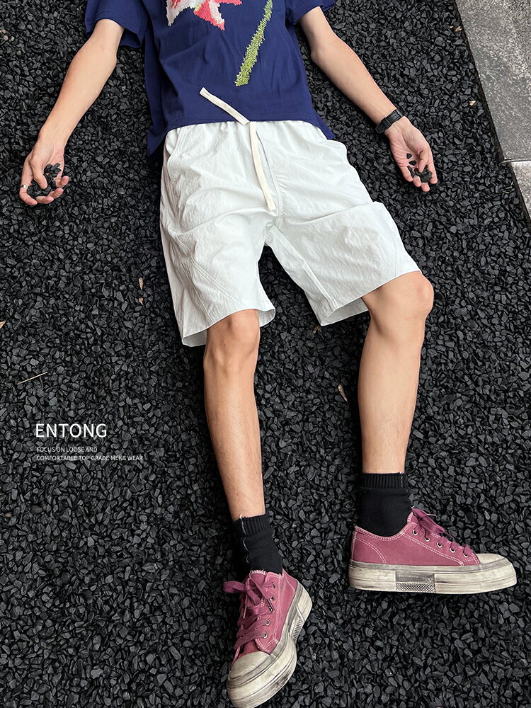Entong夏季薄款涼感白色休閒短褲男夏外穿冰絲新款運動寬鬆五分褲