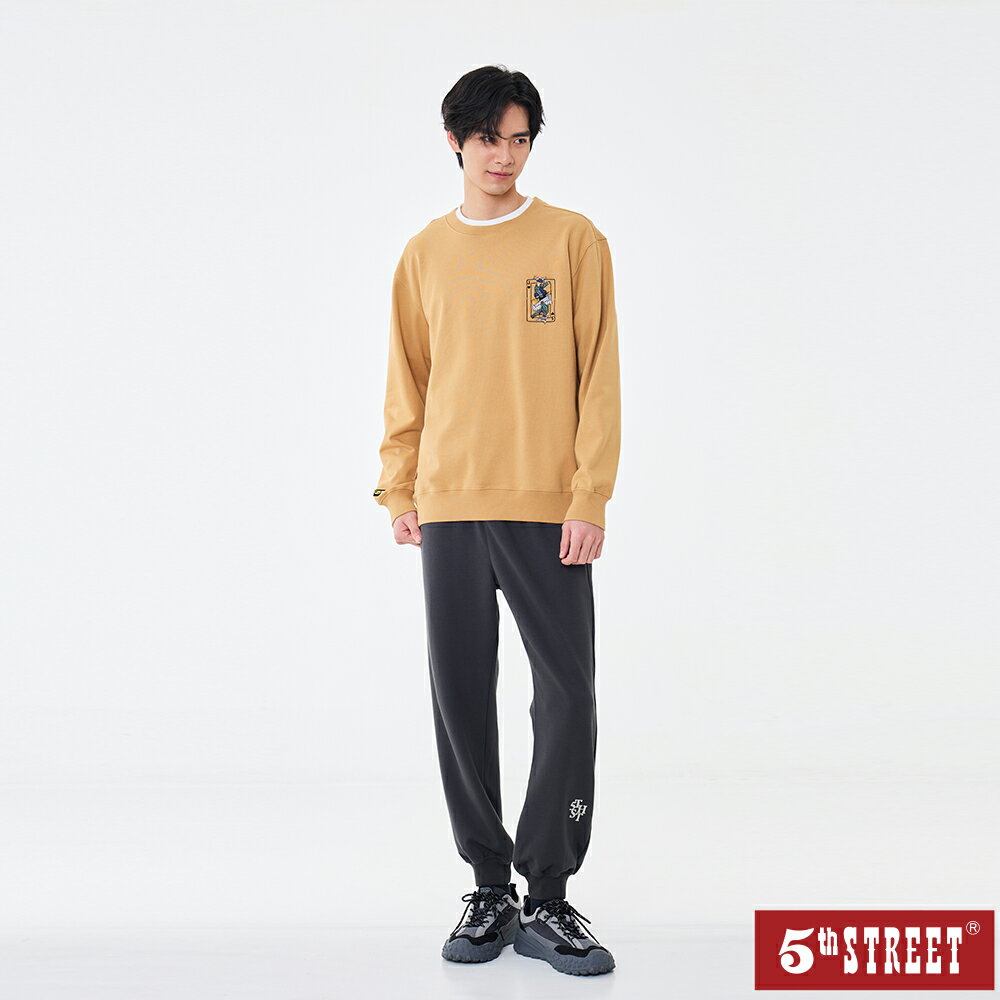 中性款 大學T 長袖 T恤 TEE 上衣 印花 咖啡色 (560991) 【5th STREET】【年貨節全館390起】 治裝激推 最高折426