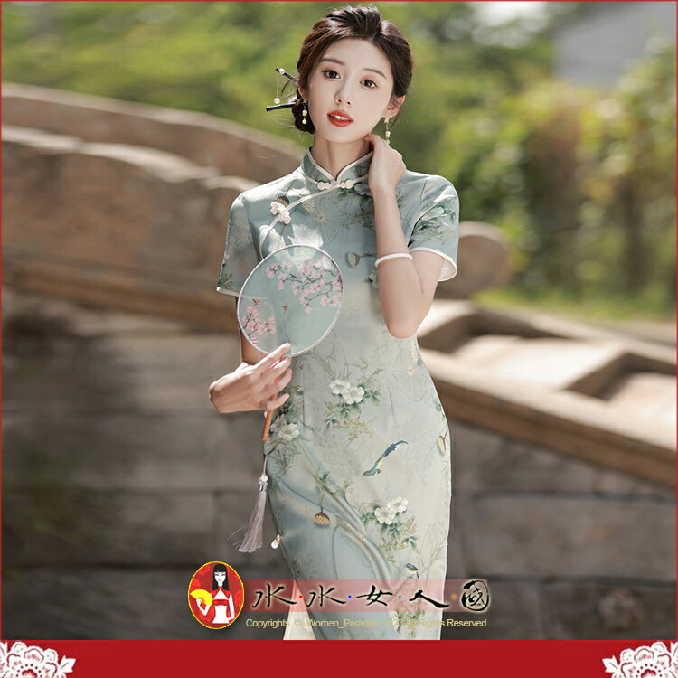 S-4XL加大 印花短袖長旗袍復古中國風經典改良式時尚修身側八扣超顯瘦日常連身裙洋裝～古韻傾城。雀戲荷間。水水女人國