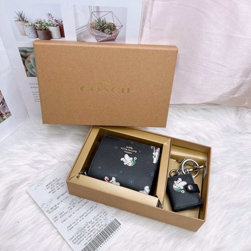 美國代購 臺灣現貨 Coach 限定款 雪人短夾禮盒組 情人節【送禮精選★APP下單點數4倍送】