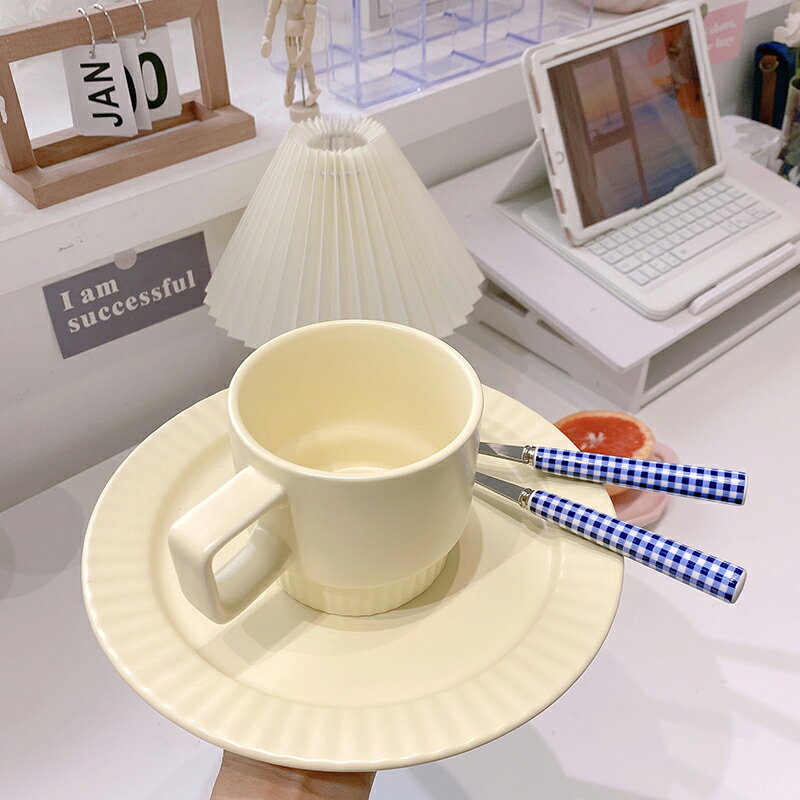 一人食ins簡約北歐奶油黃陶瓷杯子盤子套裝手柄杯早餐盤牛奶杯