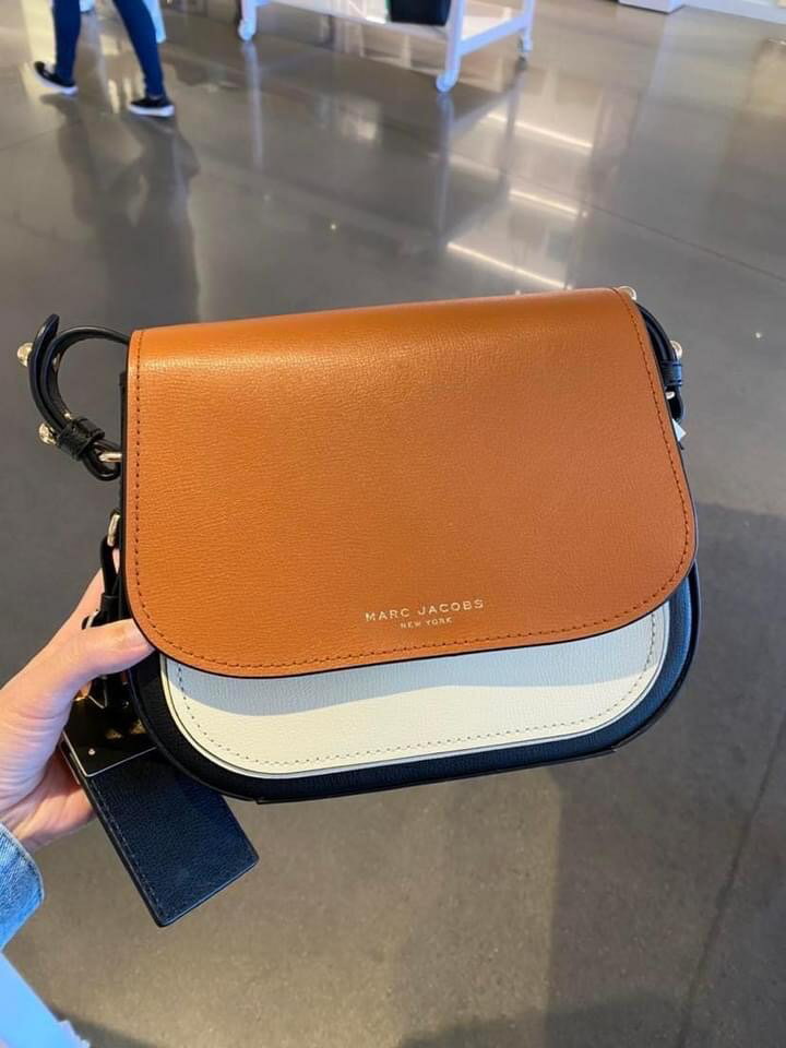 美國MJ全新正品MARC JACOBS 經典黑色、棕拚色-吊牌(大號全真皮)馬鞍包 大豬包 斜背包.-【適上班族 時尚百搭 氣質高雅 無論上班 出遊休閒均很實搭款~可放長夾 內空間容量大,造型時尚簡約有型.】&~(保證美國100% MJ正品專櫃店購入).*vivi shop* 7