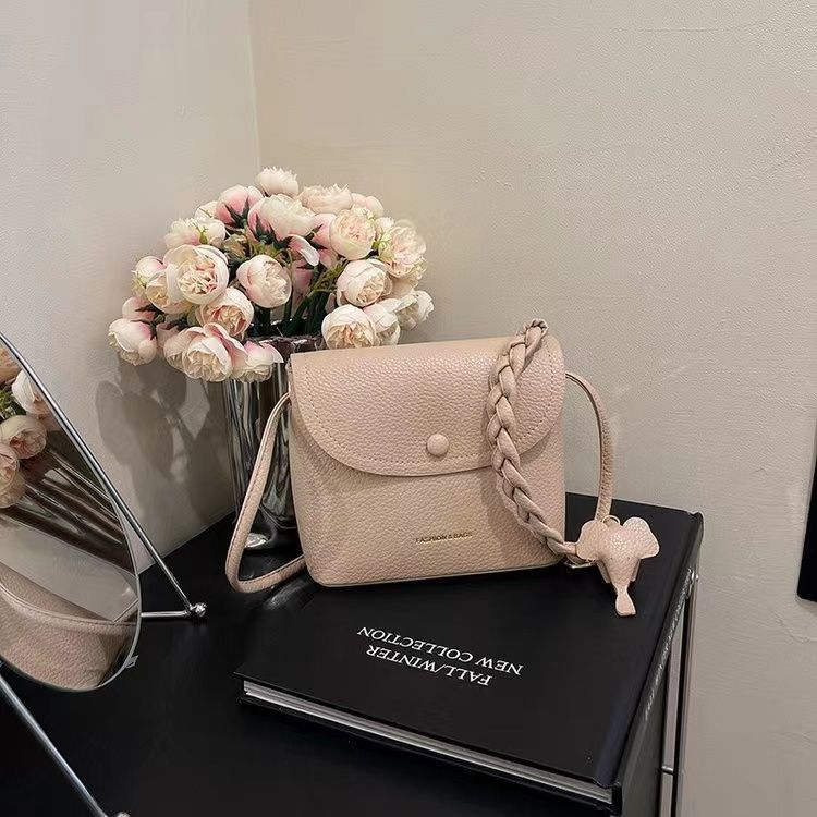 香港代購真皮小眾復古手機包包女2024新款夏季高階感百搭水桶包-享樂