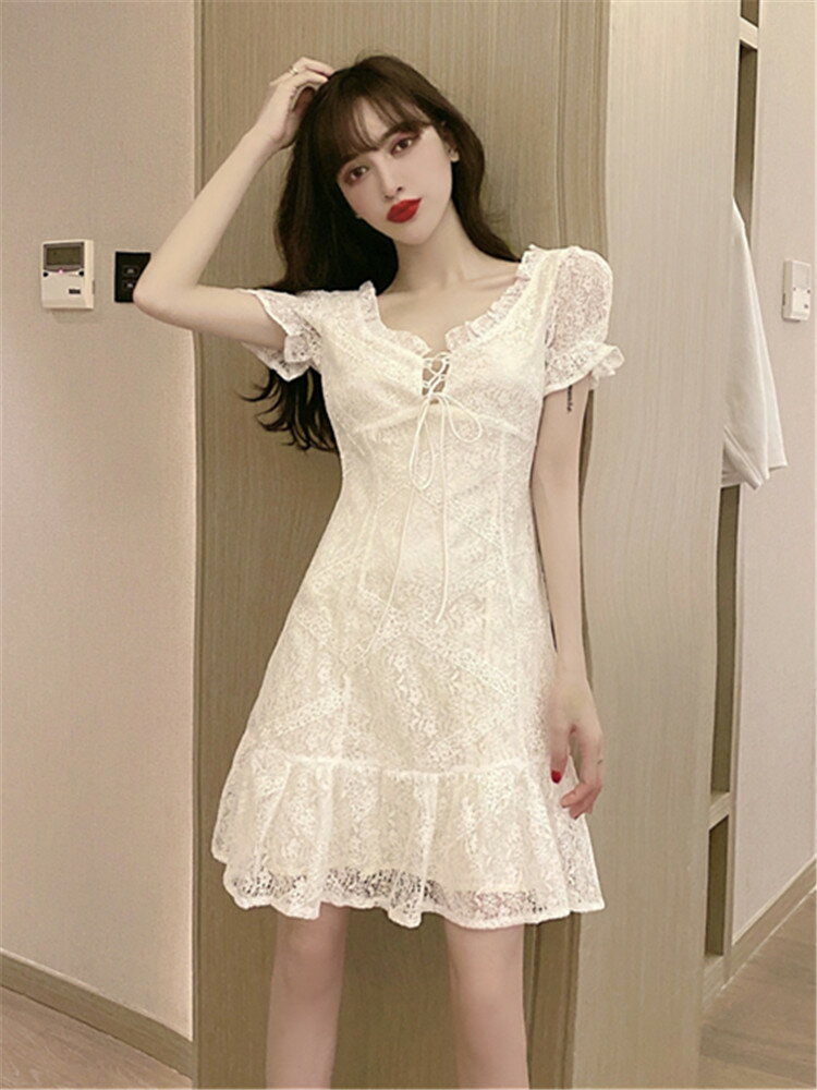白色蕾絲少女連衣裙夏季法式收腰顯瘦小心機性感露背小個子仙女裙