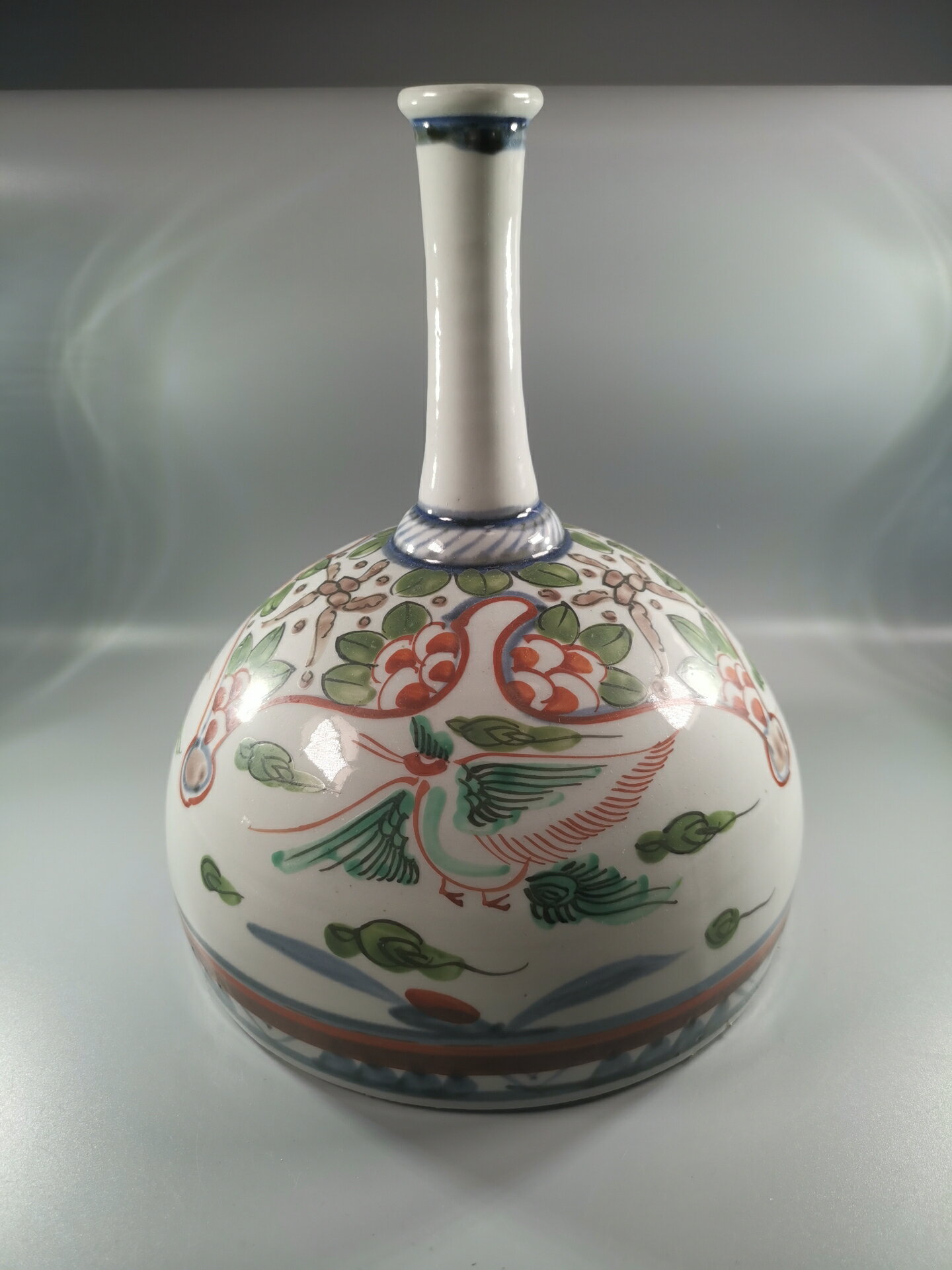 日本 釉上彩花鳥彩繪 花瓶 花器，半球器型滿繪唐草紋飾及花鳥