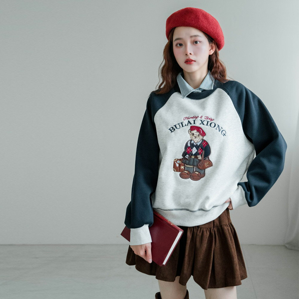 ★限時下殺$790★MIUSTAR圓領刺繡英文字皮革工藝小熊配色繡磅數棉上衣(共1色)1125預購【NR2421】