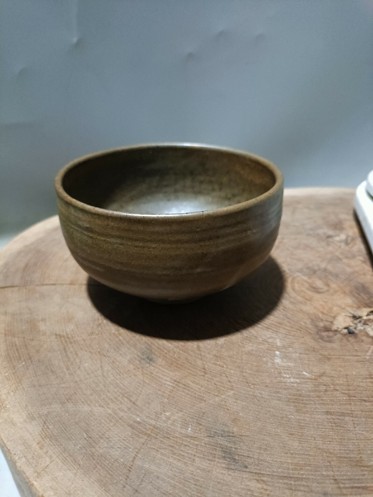 日本迴流瓷器陶器昭和時期柴燒抹茶碗。小鹿田燒，全品。底部帶款