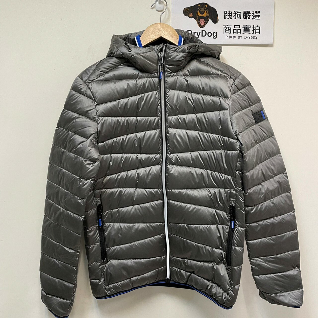 跩狗嚴選 極度乾燥 Superdry Clarendon 深灰色 保暖 極輕羽絨 夾克 外套 風衣 連帽 輕量 極簡風格 90%絨