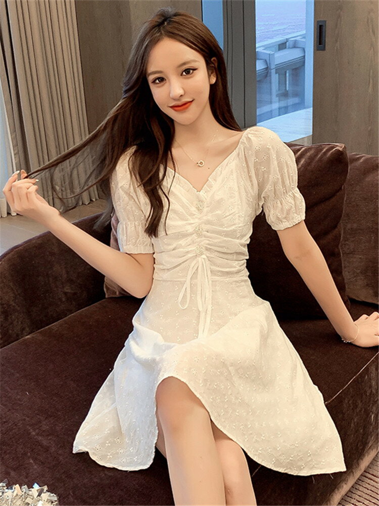 白色繡花連衣裙女夏季新款法式收腰顯瘦小個子鏤空系帶氣質裙