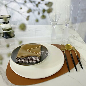 樣板房間現代餐桌餐具棕色異形餐墊白黑餐盤別墅酒店餐廳擺臺套裝