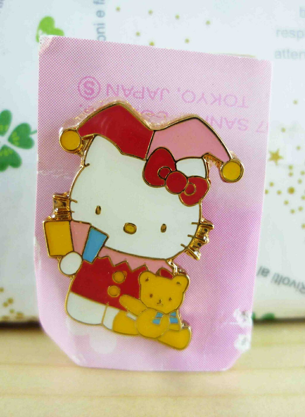 【震撼精品百貨】Hello Kitty 凱蒂貓 KITTY造型徽章-小丑變魔術 震撼日式精品百貨