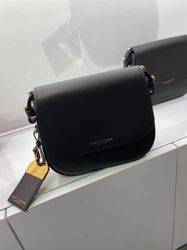 美國MJ全新正品MARC JACOBS 經典黑色、棕拚色-吊牌(大號全真皮)馬鞍包 大豬包 斜背包.-【適上班族 時尚百搭 氣質高雅 無論上班 出遊休閒均很實搭款~可放長夾 內空間容量大,造型時尚簡約有型.】&~(保證美國100% MJ正品專櫃店購入).*vivi shop* 2