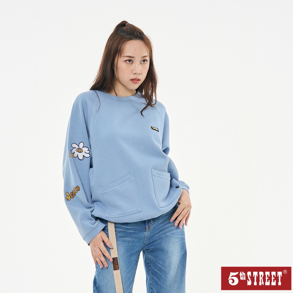 女裝 大學T 長袖 貼袋 寬版 TEE 花朵 上衣 藍色 (560971) 【5th STREET】【APP下單享4%回饋】