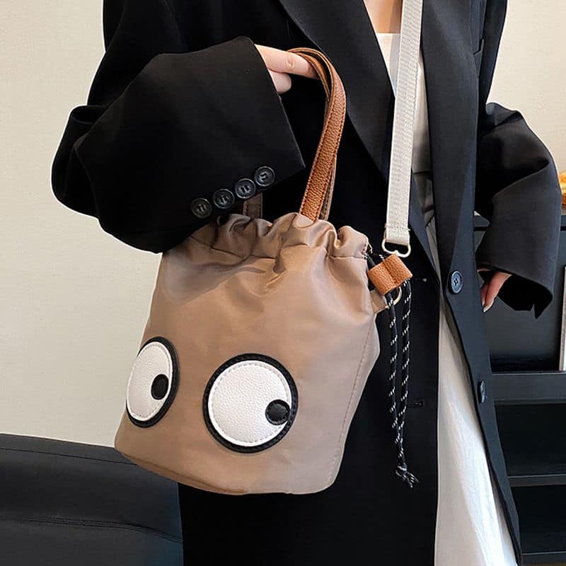 可愛療癒厚磅尼龍大眼睛水桶包