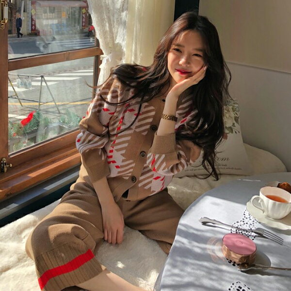 一個女孩的衣櫥--韓國東大門-韓版質感柔軟小香風領菱格紋針織上衣+質感條紋針織長褲 2件套組  2色