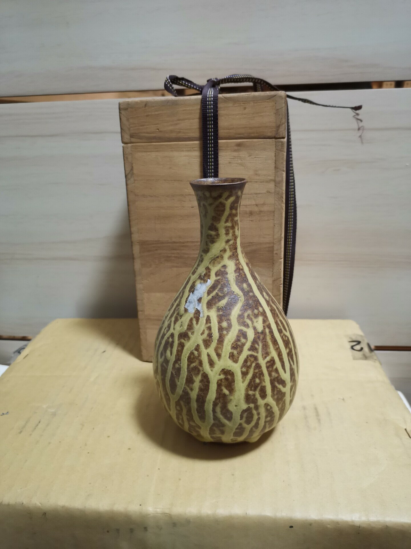 日本迴流瓷器昭和時期高麗瓷器陶器花瓶花入。帶原盒，龍川款。梅