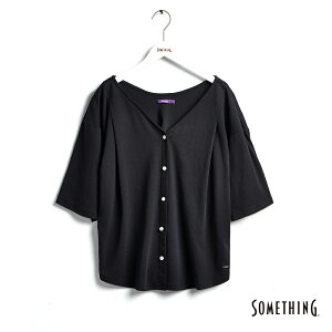 SOMETHING 打褶造型寬版Ｖ領開襟短袖襯衫-女款 黑色