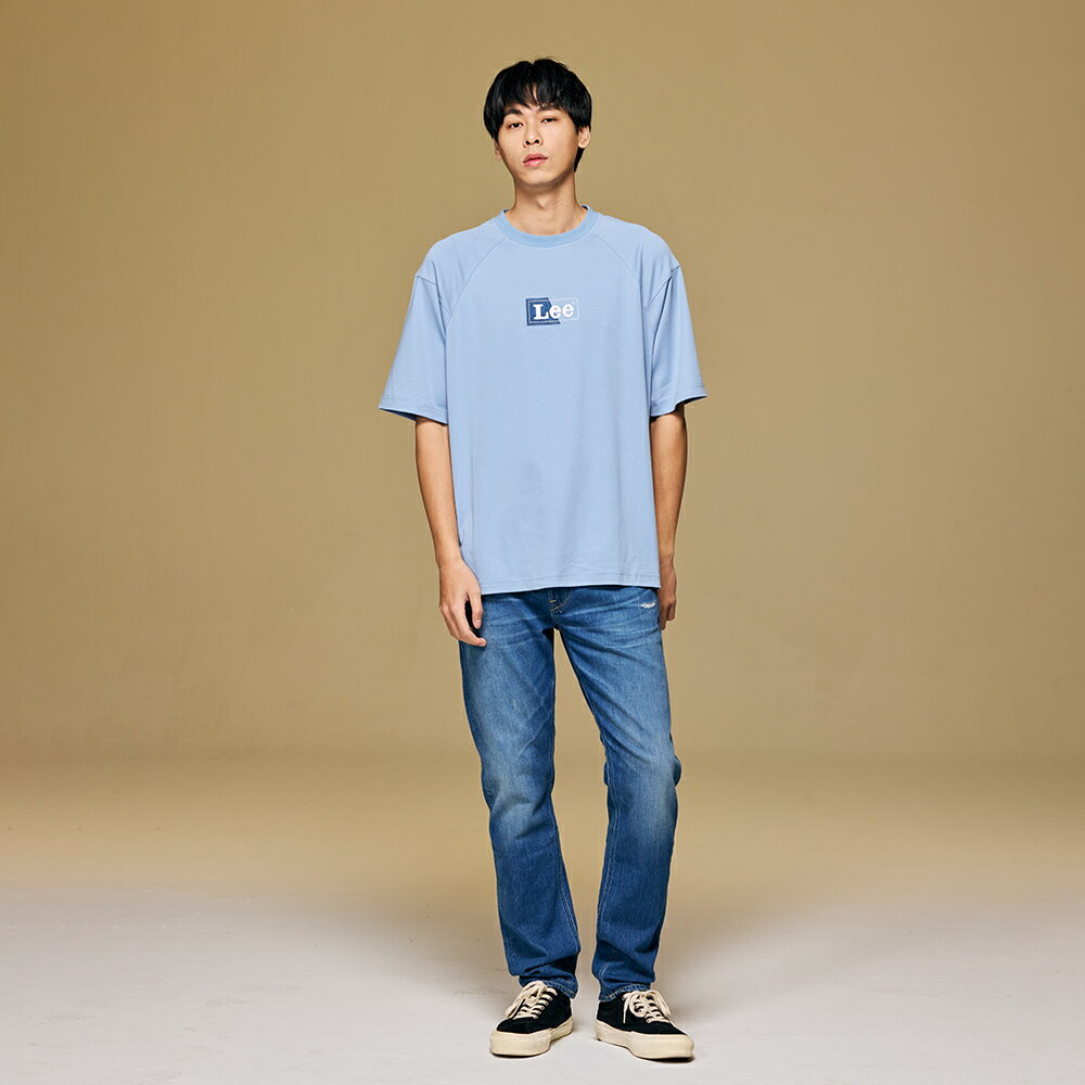 Lee 男款 寬鬆版 牛仔縫布 logo 背後直條 Lee Originals 水柔棉布料 短袖T恤 | Modern