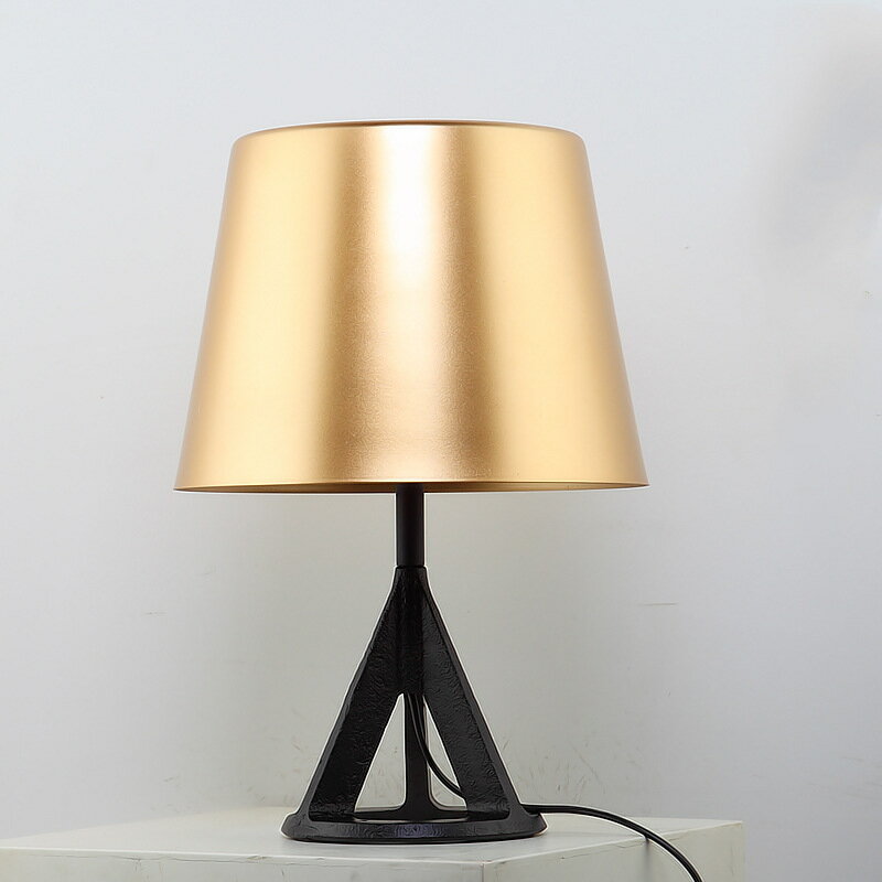 【免運】可開發票 檯燈 后現代簡約led桌燈設計師樣板間床頭鋁材三角臺燈Table lamp