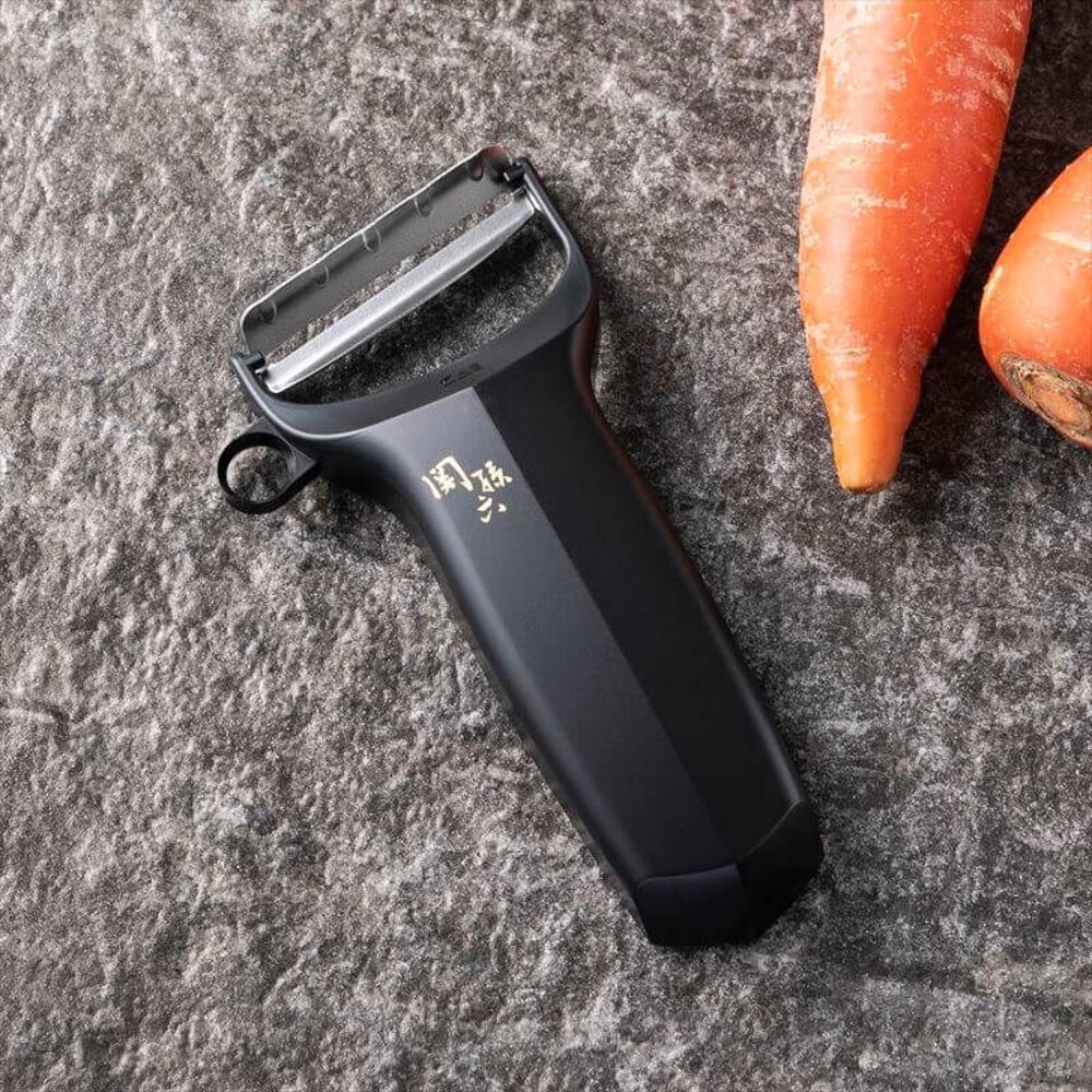 日本製 關孫六削皮刀 貝印KAI 斜口 蔬果去皮刀 削皮器 輕巧好握 刮皮器 刨刀 料理用具 - 削馬鈴薯 關孫六 不銹鋼 貝印 KAI 日本製 日本空運來臺 日本製造 料理用品 廚具 廚房 廚房必備 日本進口 關孫六削皮刀 貝印KAI 削皮 削皮刀 日本代購