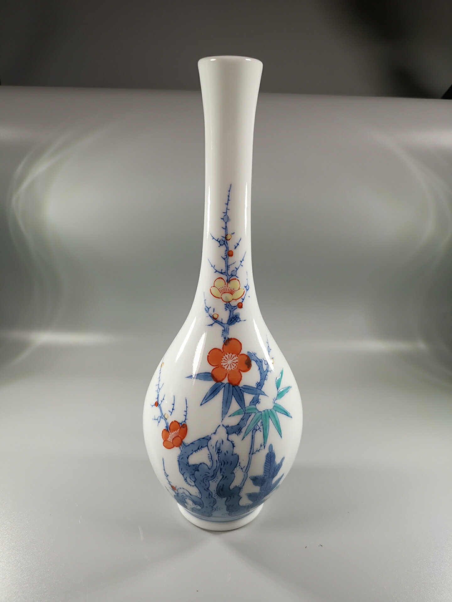 日本 有田燒 禾泉作 觀音瓶 花瓶，釉上彩繪花草畫篇，白底釉