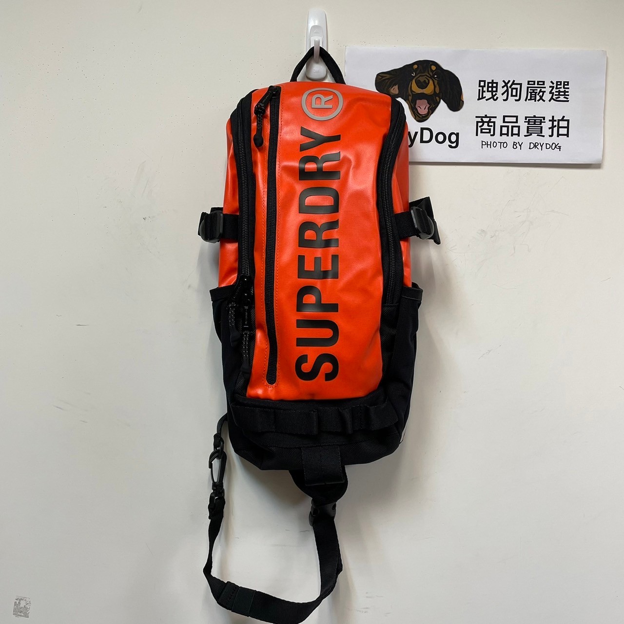跩狗嚴選 極度乾燥 Superdry 運動 腰包 斜背包 側背包 背包 肩背包 隨身包 單肩包 火焰橘 黑橘 健身房 小容量 輕便 後背包