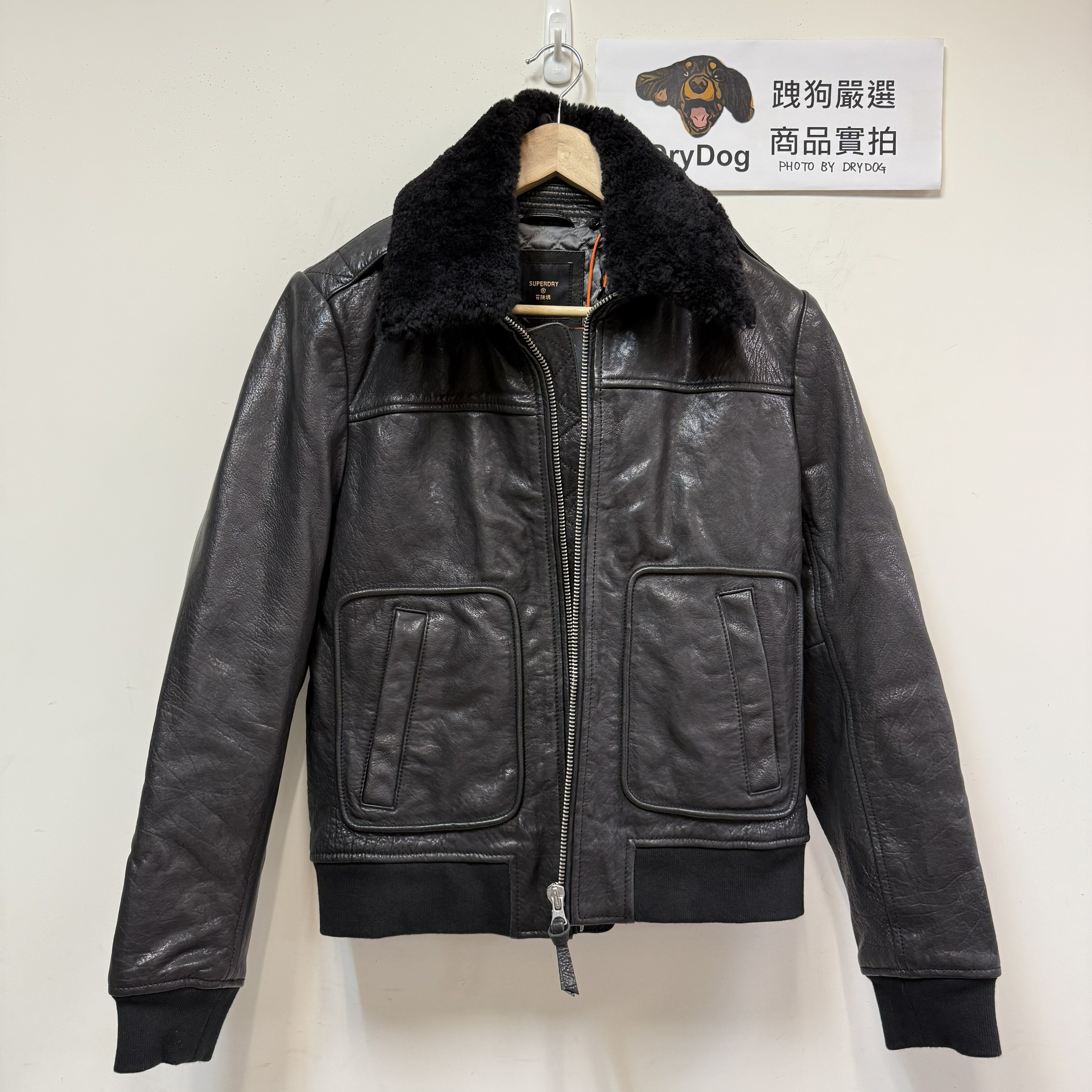 跩狗嚴選 極度乾燥 Superdry Aviator 軍裝 外套 復古牛皮 羊絨翻領 真皮 皮衣 短版 飛行夾克 黑色 A2