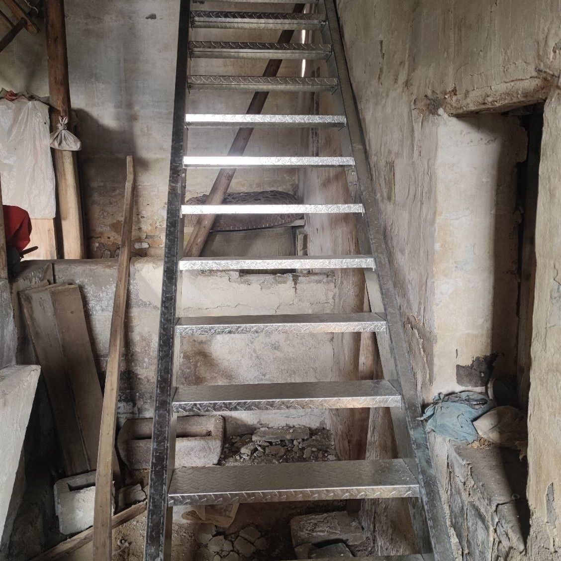 鍍鋅樓梯花紋板簡易樓梯80寬戶外樓梯防滑室內室外防潮不生銹鐵梯