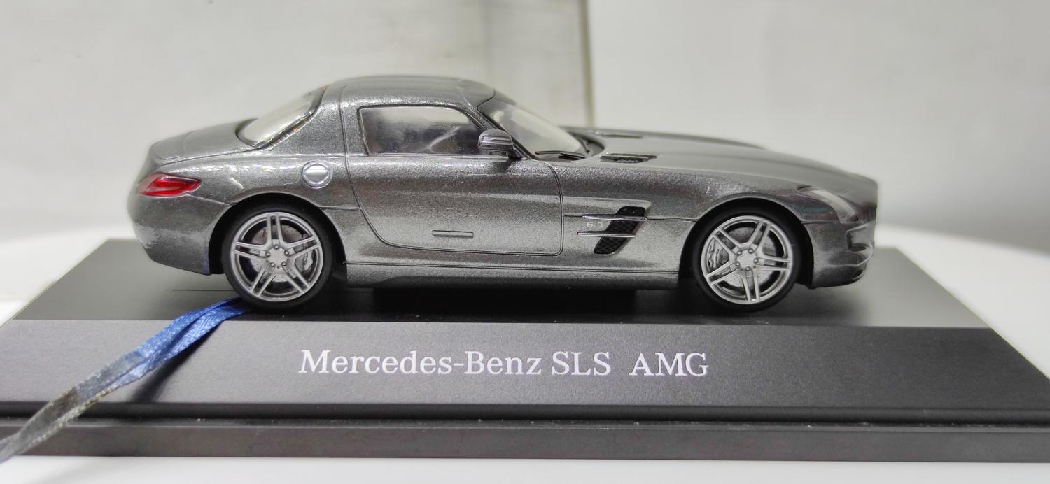 SCHUCO 1:43 Mercedes-Benz SLS AMG 原廠樣板輕微疹子如圖所示