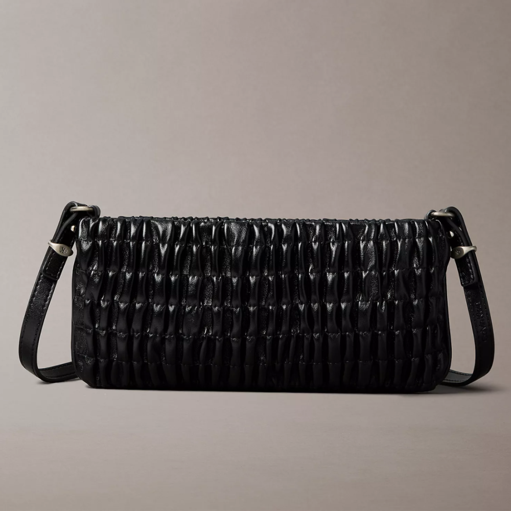 Calvin Klein 皺褶斜背包 人造皮革 單肩包 側/肩背包 C68026 黑色CK(現貨)▶指定Outlet商品5折起☆現貨【送禮首選★APP下單點數4倍送】