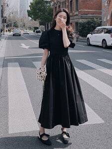 黑色連身裙女夏赫本風氣質高級感收腰泡泡袖顯瘦長裙