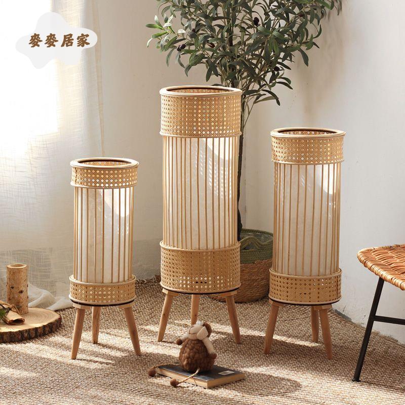 落地燈 立燈 燈具 簡約藤編落地燈插電風燈帶腿燭臺日式原木風酒店茶室裝飾拍攝道具 [DD0313]