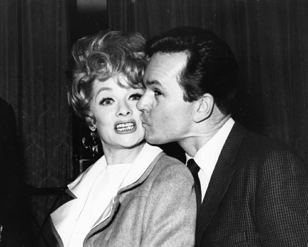 Posterazzi: Bob Crane kissing Lucille Ball Photo Print (10 x 8 ...